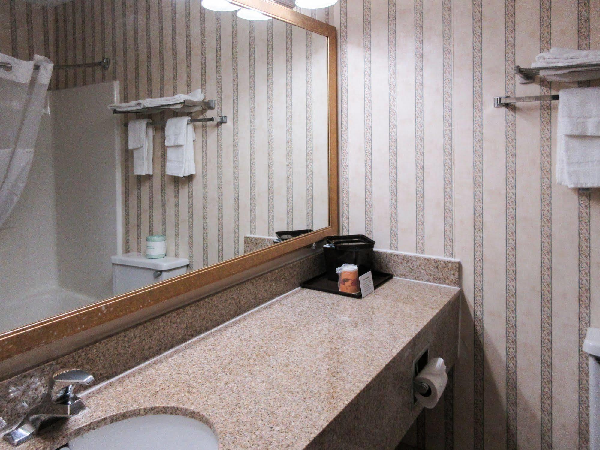 Quality Inn Фейрборн Екстер'єр фото